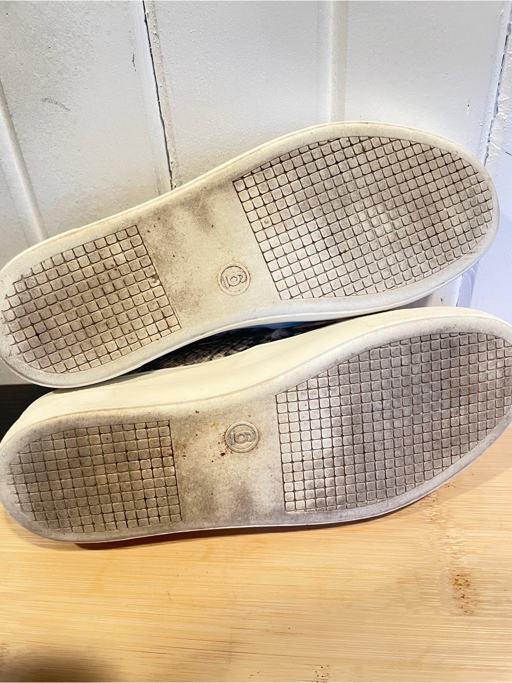 Cushionaire Slip-On Sneakers with Neutral Snake Print size 6 - Picture 6 of 7